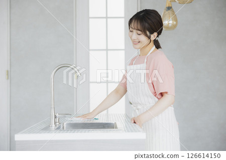 做家事的婦女在廚房裡 126614150