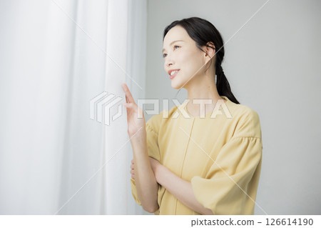 一個年輕女子微笑著看著鏡頭 一個年輕女子微笑著看著鏡頭 126614190