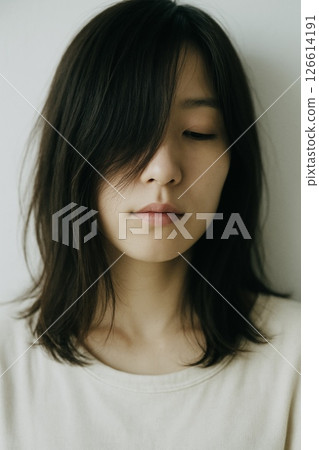 年輕女子的肖像,表情平靜、克制 年輕女子的肖像,表情平靜、克制 126614191