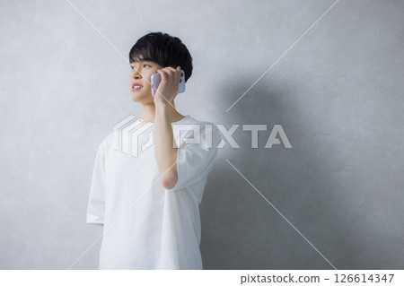 使用智能手機的年輕人 126614347
