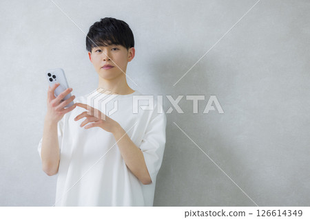 使用智能手機的年輕人 126614349