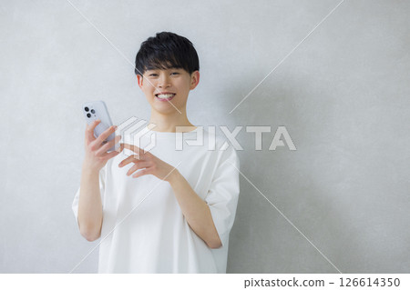 使用智能手機的年輕人 使用智能手機的年輕人 126614350
