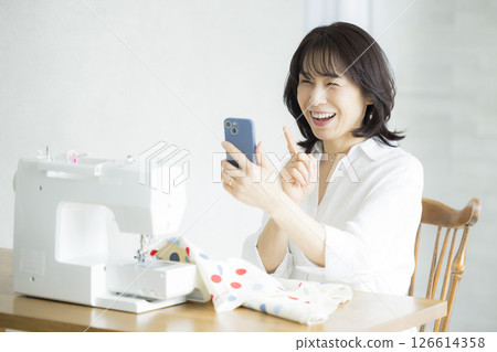 在家裡做裁縫的女人 在家裡做裁縫的女人 126614358