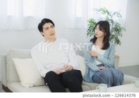 男人和女人坐在沙發上爭吵 男人和女人坐在沙發上爭吵 126614376