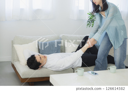 男人和女人坐在沙發上爭吵 男人和女人坐在沙發上爭吵 126614382