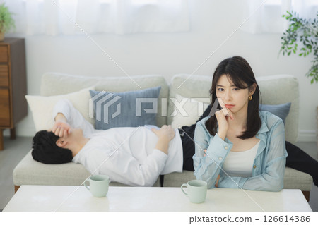 Men and women arguing while sitting on the sofa 126614386