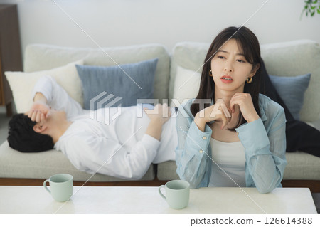 Men and women arguing while sitting on the sofa Men and women arguing while sitting on the sofa 126614388