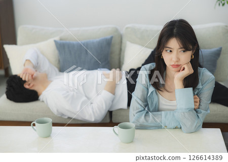 Men and women arguing while sitting on the sofa Men and women arguing while sitting on the sofa 126614389