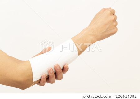 一名婦女的手臂敷有敷料 一名婦女的手臂敷有敷料 126614392