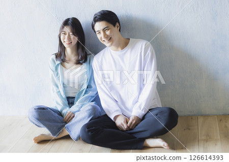 Couple sitting on the floor 126614393