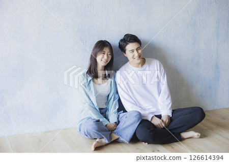 Couple sitting on the floor 126614394