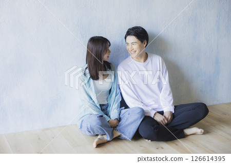 坐在地板上的夫婦 坐在地板上的夫婦 126614395