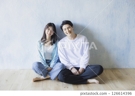坐在地板上的夫婦 126614396