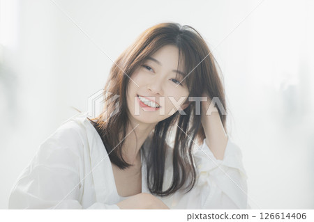 年輕女子在客廳放鬆 126614406