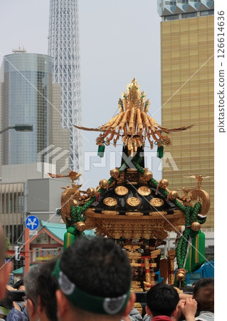 三社祭期間,神轎在淺草遊行 三社祭期間,神轎在淺草遊行 126614636