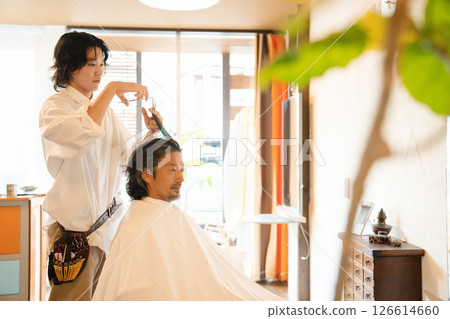 一位男髮型師剪頭髮,一位男顧客,美髮沙龍形象 一位男髮型師剪頭髮,一位男顧客,美髮沙龍形象 126614660