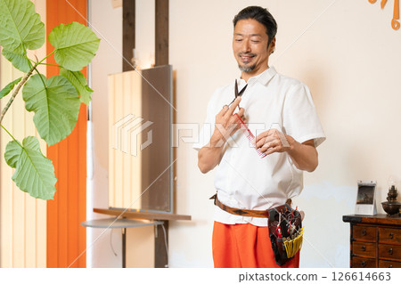 在美髮沙龍工作的資深美髮師 126614663