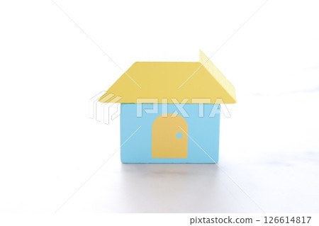 A toy house to help children imagine their dream home 126614817
