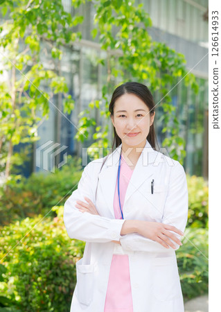 一位身穿白大褂的女士在戶外微笑 126614933