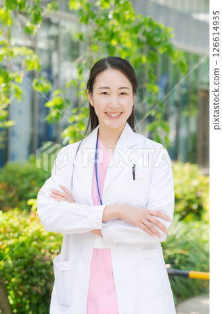 一位身穿白大褂的女士在戶外微笑 一位身穿白大褂的女士在戶外微笑 126614935