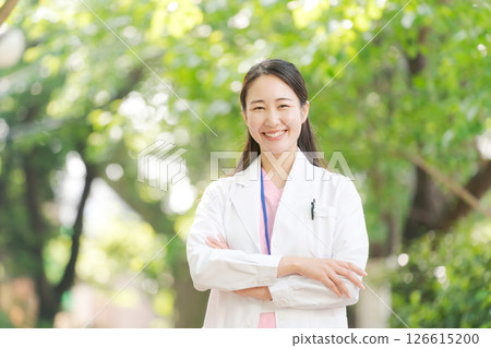 一位身穿白大褂的女士在戶外微笑 126615200