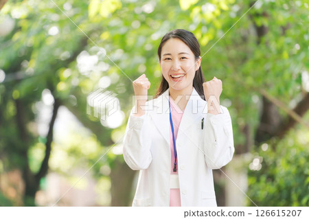 一位身穿白大褂的女士在戶外微笑 一位身穿白大褂的女士在戶外微笑 126615207