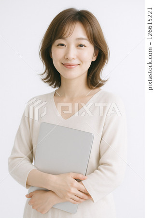 一位微笑的日本女性手持平板電腦，非常適合商務和教育場景 126615221