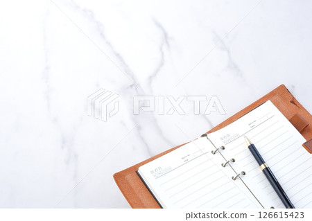 某人打開環形筆記本進行辦公桌工作的圖像 某人打開環形筆記本進行辦公桌工作的圖像 126615423