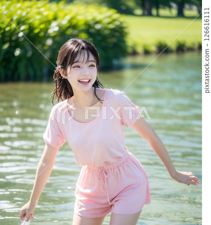 一個女孩在玩水 126616111