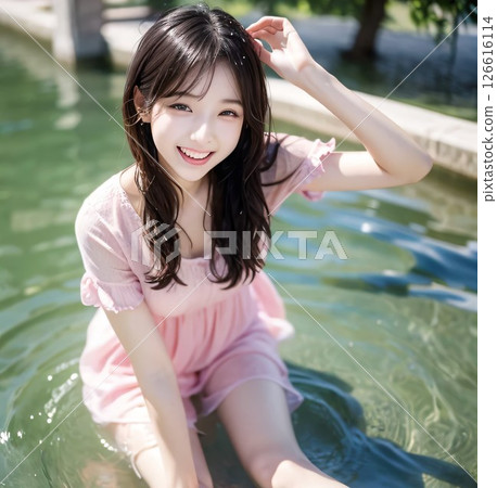 一個女孩在玩水 126616114