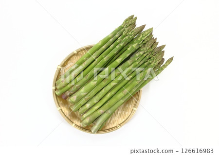 Fresh asparagus, a healthy ingredient 126616983