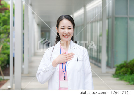 穿白大褂的女人 126617141