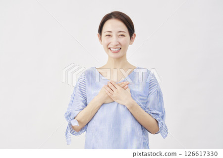 中年女性，如釋重負，白色背景 126617330