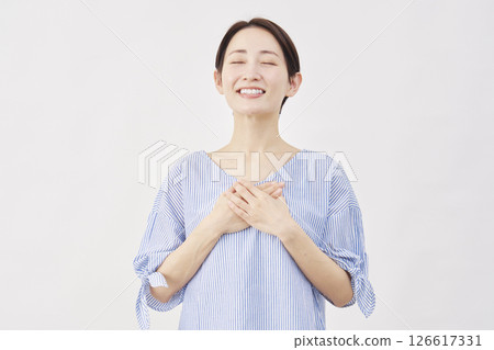 中年女性，如釋重負，白色背景 126617331