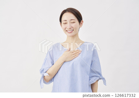 中年女性，如釋重負，白色背景 126617332
