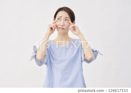 中年婦女哭泣白色背景 126617333