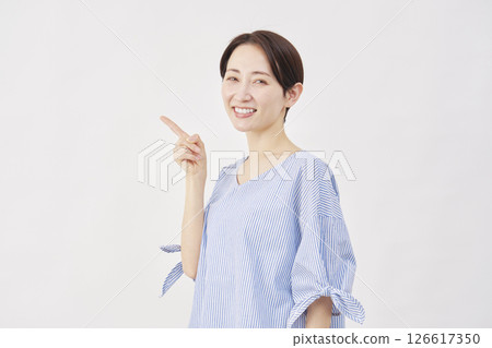 中年婦女，指向左邊，白色背景 126617350