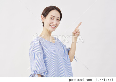 中年婦女，指向右邊，白色背景 126617351