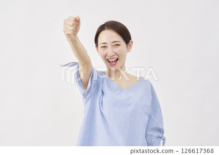 婦女中年拳頭泵白色背景 126617368