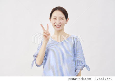 女人中年和平標誌白色背景 126617369
