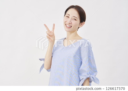 女人中年和平標誌白色背景 126617370