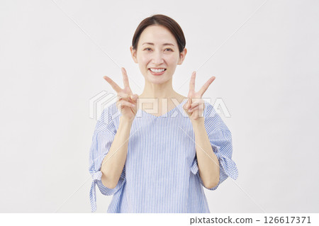 中年婦女雙手放在白色背景上的和平標誌 126617371