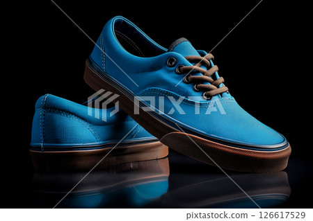 黑色背景上的漂浮鞋、藍色低筒運動鞋、現代設計和柔和的燈光 126617529