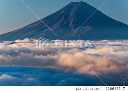 從大菩薩唵眺望雲層之上的富士山 從大菩薩唵眺望雲層之上的富士山 126617547