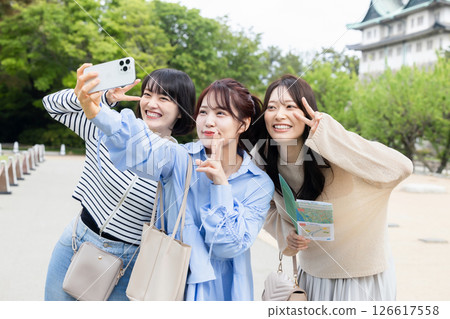 Woman taking a commemorative photo 126617558