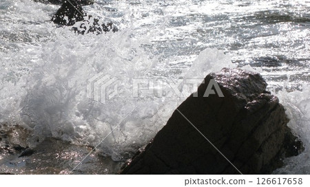 海浪襲來的海灘 海浪襲來的海灘 126617658