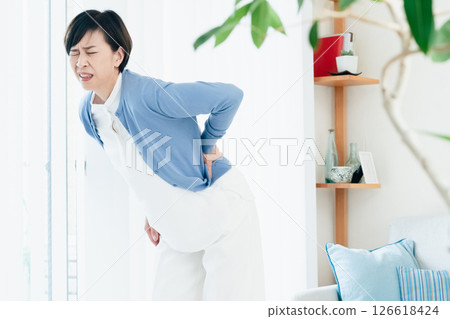 患有背痛的中年婦女 126618424