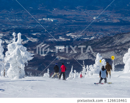 Rime-covered ski course and view (Rime-covered ski course, Zao Onsen Ski Resort, Yamagata Prefecture) 126618461