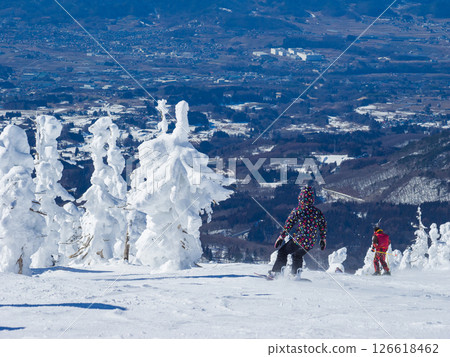Snowboarders skiing through the frost-covered fields and the view (Yamagata Prefecture, Zao Onsen Ski Resort, frost-covered fields course) 126618462