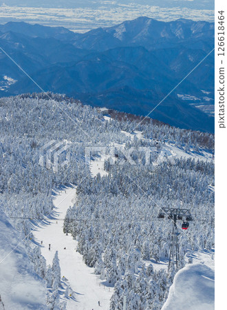 冰雪原上的路線和途經其上的纜車(山形縣藏王溫泉滑雪場冰雪原路線) 冰雪原上的路線和途經其上的纜車(山形縣藏王溫泉滑雪場冰雪原路線) 126618464